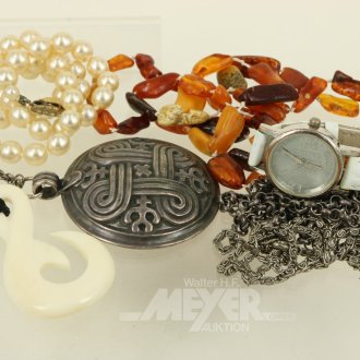 Posten Modeschmuck, u.a. Anhänger, Armbanduhr, Ketten
