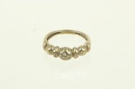 Ring mit 3 kl. Brillanten