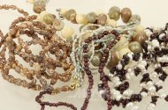 16 versch. Halsketten aus Perlen, Edelsteinen u. Naturalien