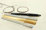 4 Versch. Schreibgeräte u. 1 Lesebrille