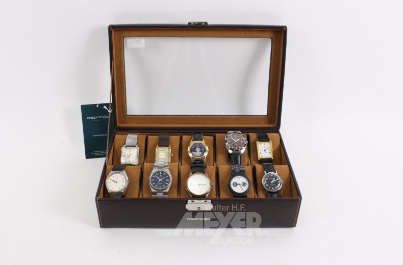 10 Armbanduhren im Schaukasten