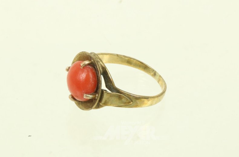 Ring mit Koralle