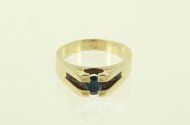 Ring mit blauem Farbstein