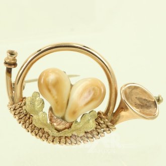 Brosche in Form eines Jagdhorns, mit Grandeln u. Eichenlaub