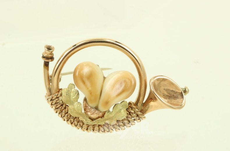 Brosche in Form eines Jagdhorns, mit Grandeln u. Eichenlaub