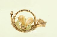 Brosche in Form eines Jagdhorns, mit Grandeln u. Eichenlaub