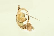 Brosche in Form eines Jagdhorns, mit Grandeln u. Eichenlaub