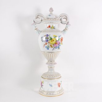 Große Prunkvase mit Schlangenhenkeln