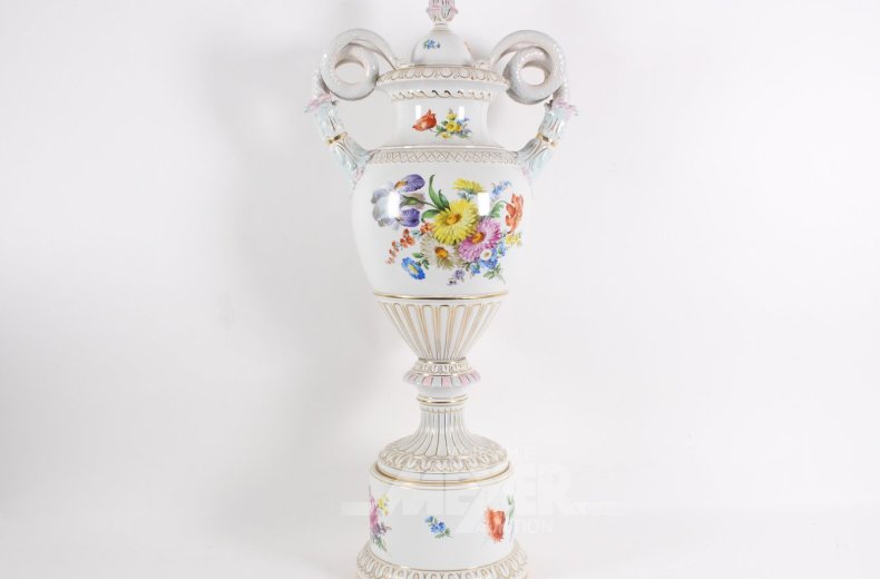 Große Prunkvase mit Schlangenhenkeln