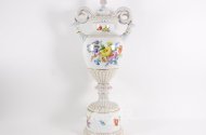 Große Prunkvase mit Schlangenhenkeln