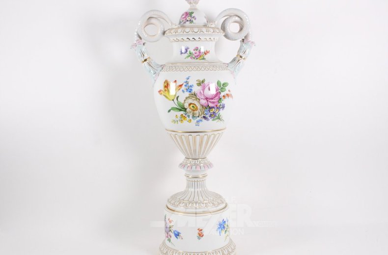 Große Prunkvase mit Schlangenhenkeln