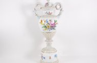 Große Prunkvase mit Schlangenhenkeln