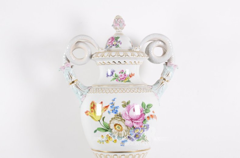 Große Prunkvase mit Schlangenhenkeln