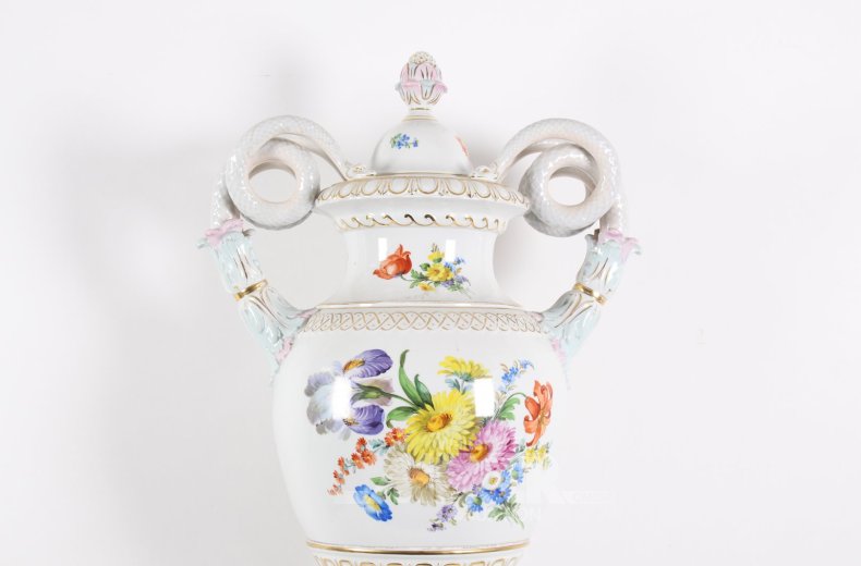 Große Prunkvase mit Schlangenhenkeln