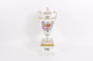 Amphorenvase, dreiteilig, mit Blumendekor