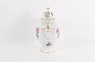 Deckelvase mit Blumendekor