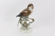 Porzellanfigur "Sperber auf Ast"