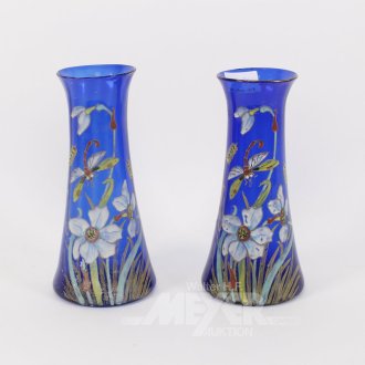 Vasenpaar, blau, mit floraler Emaillemalerei