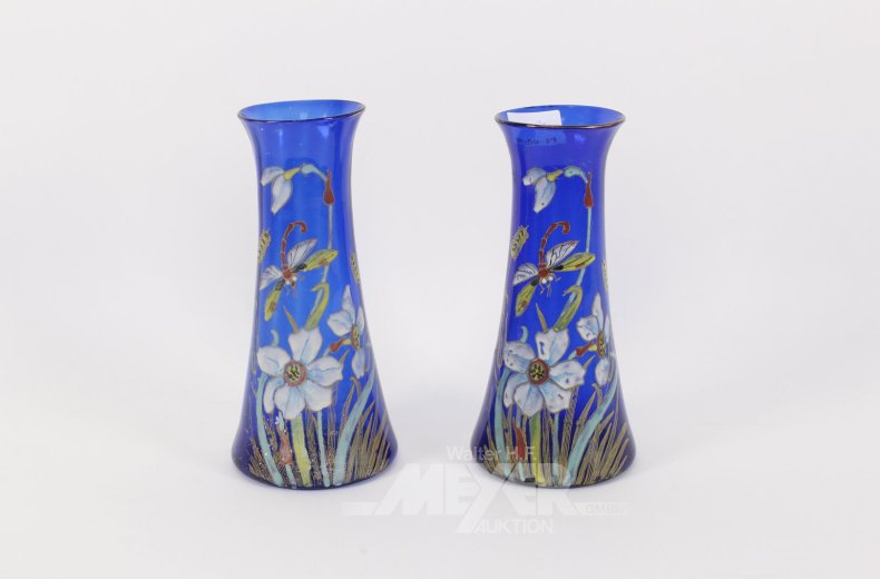 Vasenpaar, blau, mit floraler Emaillemalerei