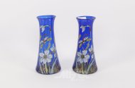 Vasenpaar, blau, mit floraler Emaillemalerei