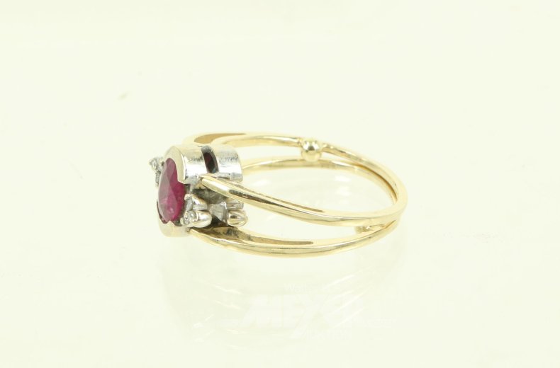 Damenring mit 1 Rubin, 1 Saphir u. 12 Diamantrosen