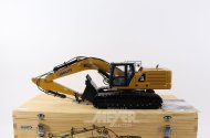 Modellbagger im Holzkasten