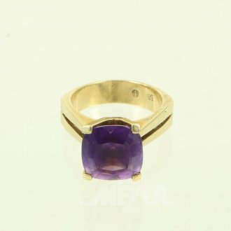 Ring mit lilafarbenem Farbstein