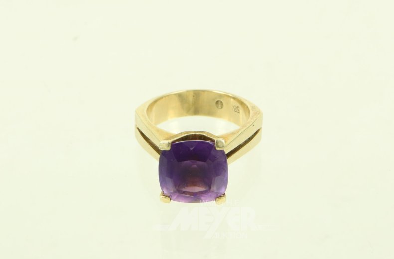 Ring mit lilafarbenem Farbstein