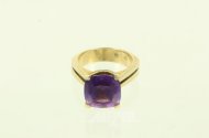 Ring mit lilafarbenem Farbstein