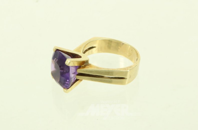 Ring mit lilafarbenem Farbstein