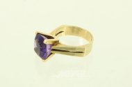 Ring mit lilafarbenem Farbstein