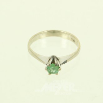 Ring mit grünem Farbstein