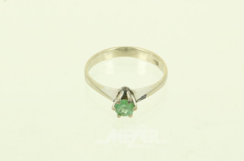 Ring mit grünem Farbstein