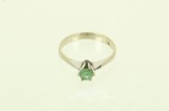 Ring mit grünem Farbstein