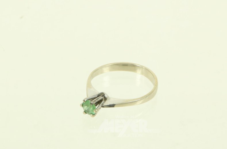 Ring mit grünem Farbstein