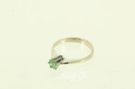Ring mit grünem Farbstein