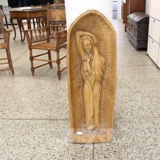 Holzschnitzfigur "Dame mit entkleideter Brust"