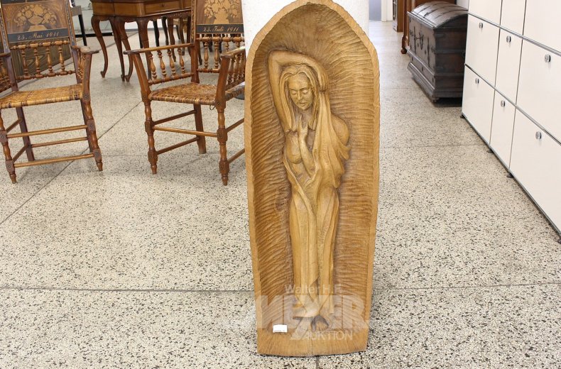 Holzschnitzfigur "Dame mit entkleideter Brust"