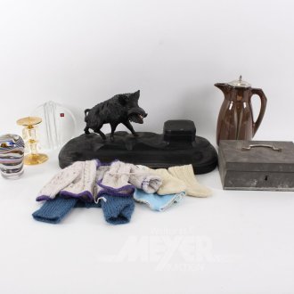 Posten Hausrat: Geldkassette, Schreibtischgarnitur, Vase,  Kanne, Puppenbekleidung etc.