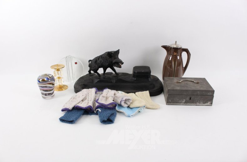 Posten Hausrat: Geldkassette, Schreibtischgarnitur, Vase,  Kanne, Puppenbekleidung etc.