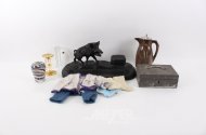 Posten Hausrat: Geldkassette, Schreibtischgarnitur, Vase,  Kanne, Puppenbekleidung etc.