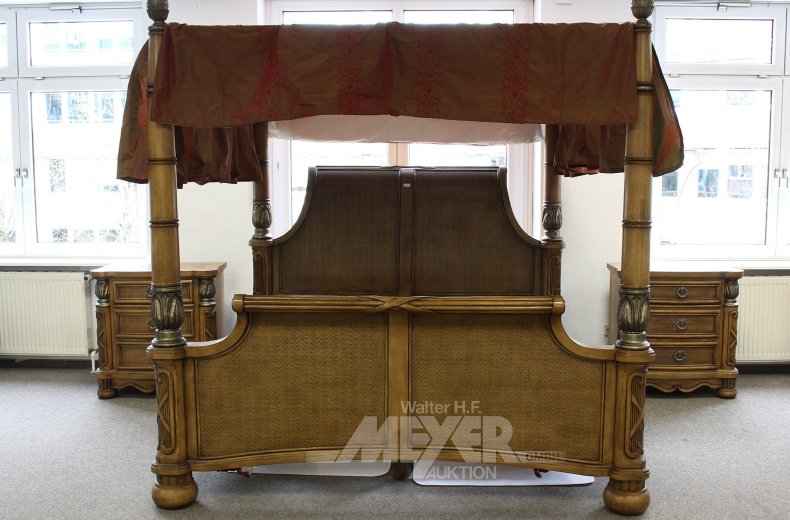 massives Himmelbett mit 2 Nachtschränken, 3-zügig