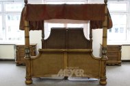 massives Himmelbett mit 2 Nachtschränken, 3-zügig