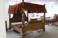 massives Himmelbett mit 2 Nachtschränken, 3-zügig