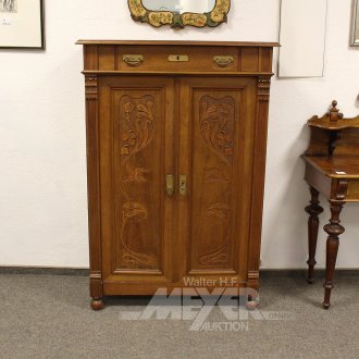 Vertiko im Jugendstil mit floraler Schnitzerei