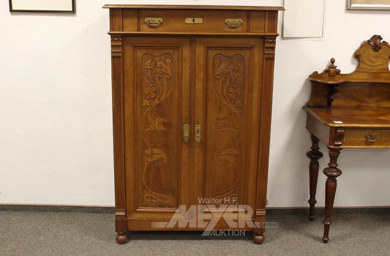 Vertiko im Jugendstil mit floraler Schnitzerei