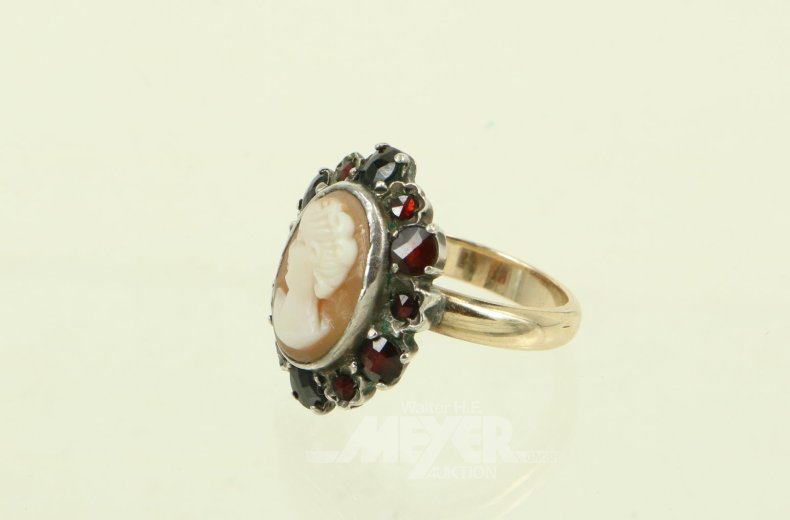 Kammee-Ring, umkranzt von roten Farbsteinen
