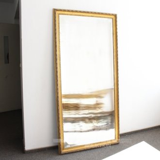 gr. Wandspiegel mit goldenem Stuckrahmen
