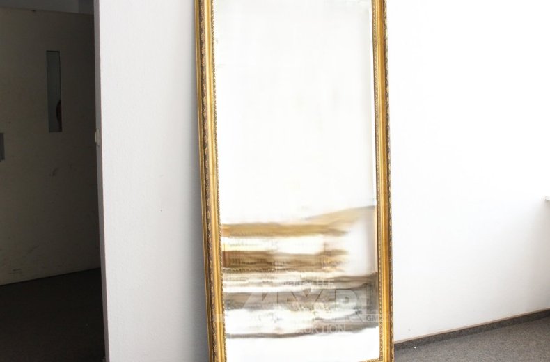 gr. Wandspiegel mit goldenem Stuckrahmen