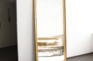 gr. Wandspiegel mit goldenem Stuckrahmen